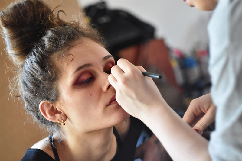 Kiedy makijaż i manicure może być kosztem w firmie